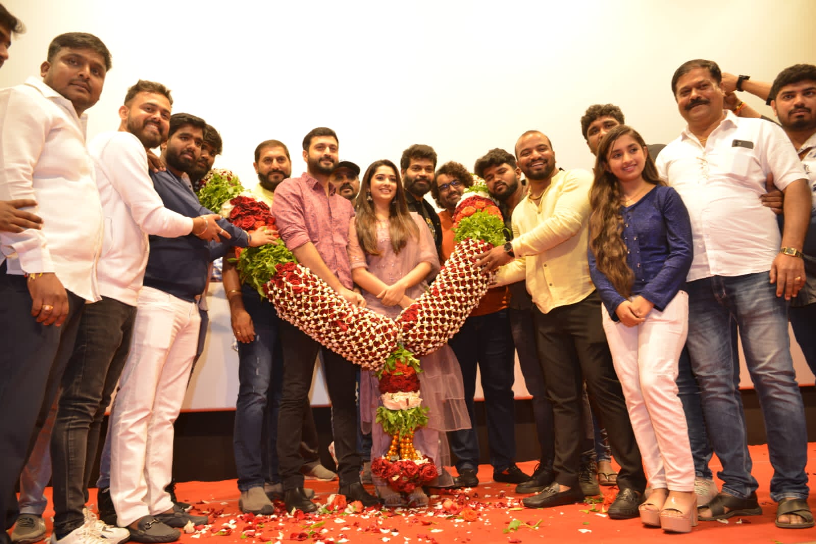 ವಿನೋದ್ ಪ್ರಭಾಕರ್ ನಟನೆಯ “ಮಾದೇವ”ನ ಮಾಸ್ ಟೀಸರ್ ರಿಲೀಸ್ | Cini Suddi